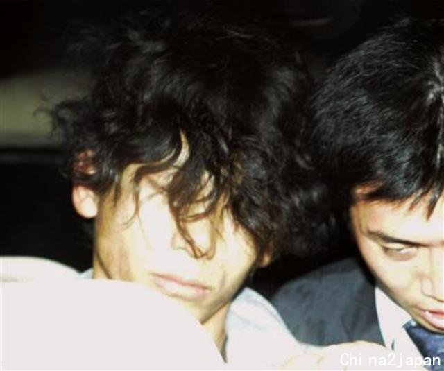 日本小伙杀人后边逃亡边整容,2年后落网,因太帅被无数少女追捧