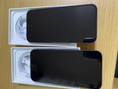 出两台黑色iphone 12 64G