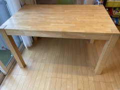 宜家木质桌子