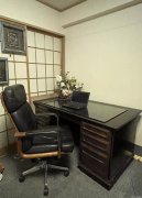 居家高级办公设备，老板台，真皮椅，落地镜子屏风白板